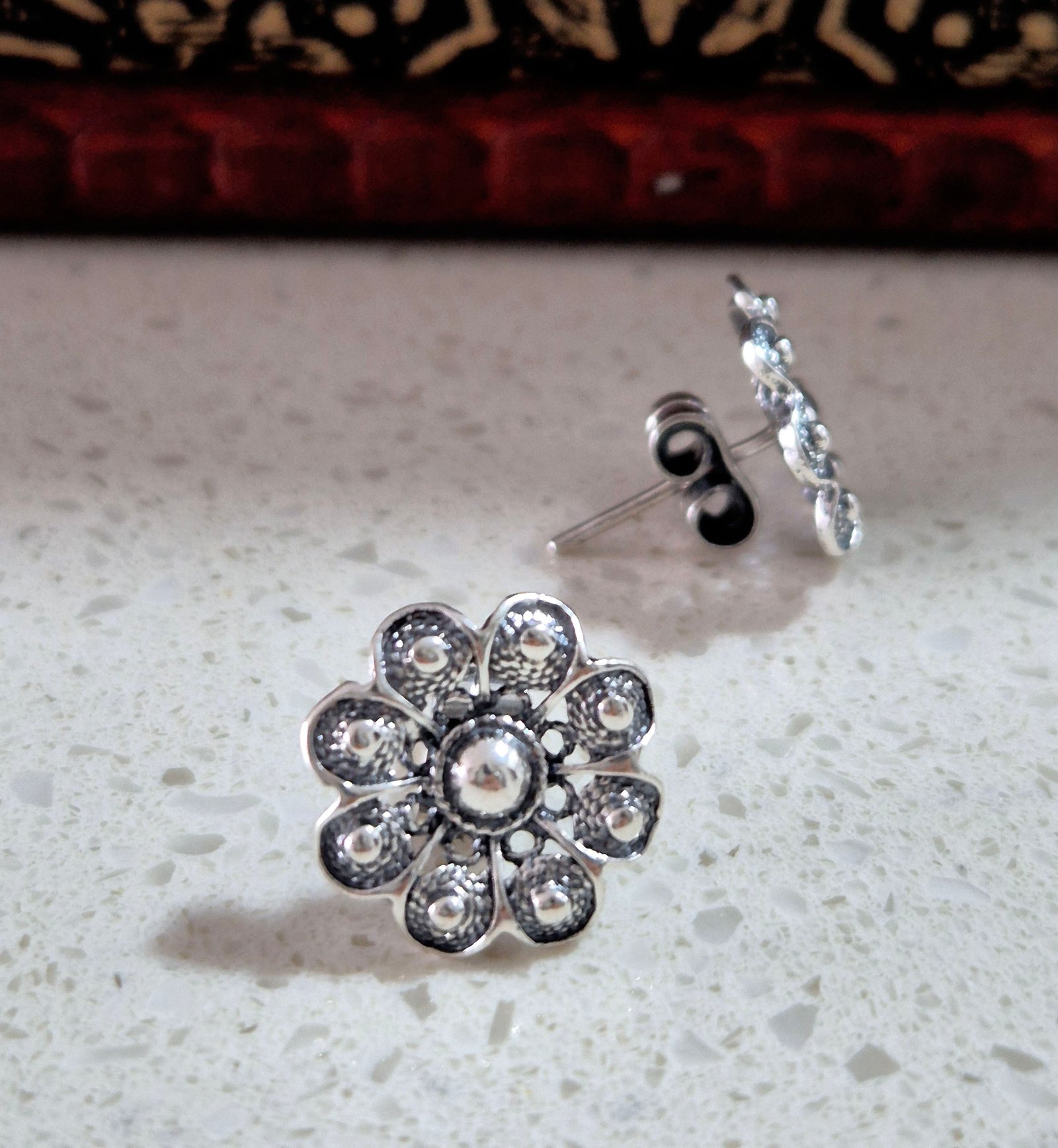 Flor Vintage de Plata Quemada